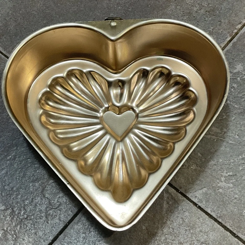 Heart-Shaped Gold Cake Pan